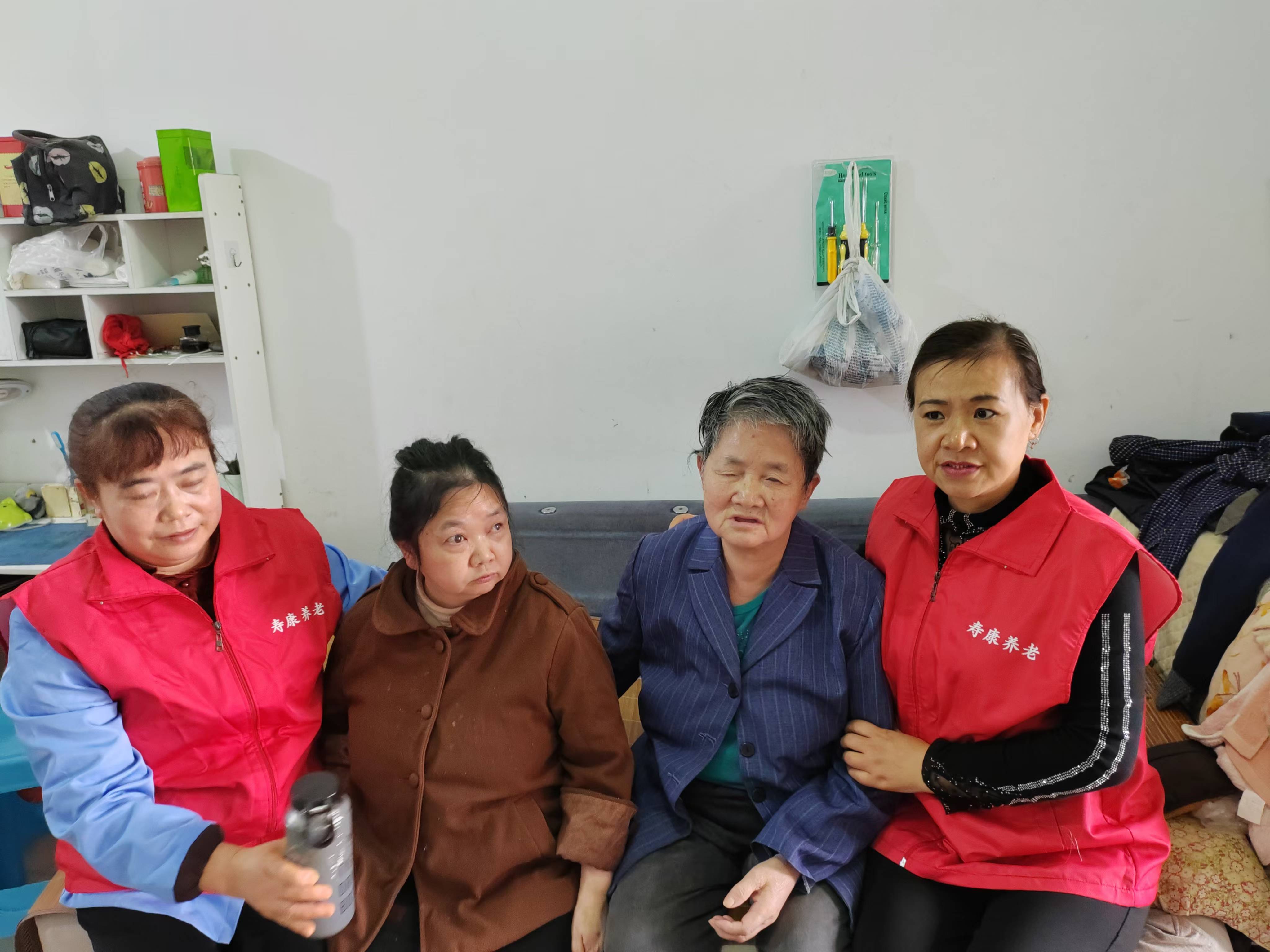 关爱失明老人，传递温暖力量